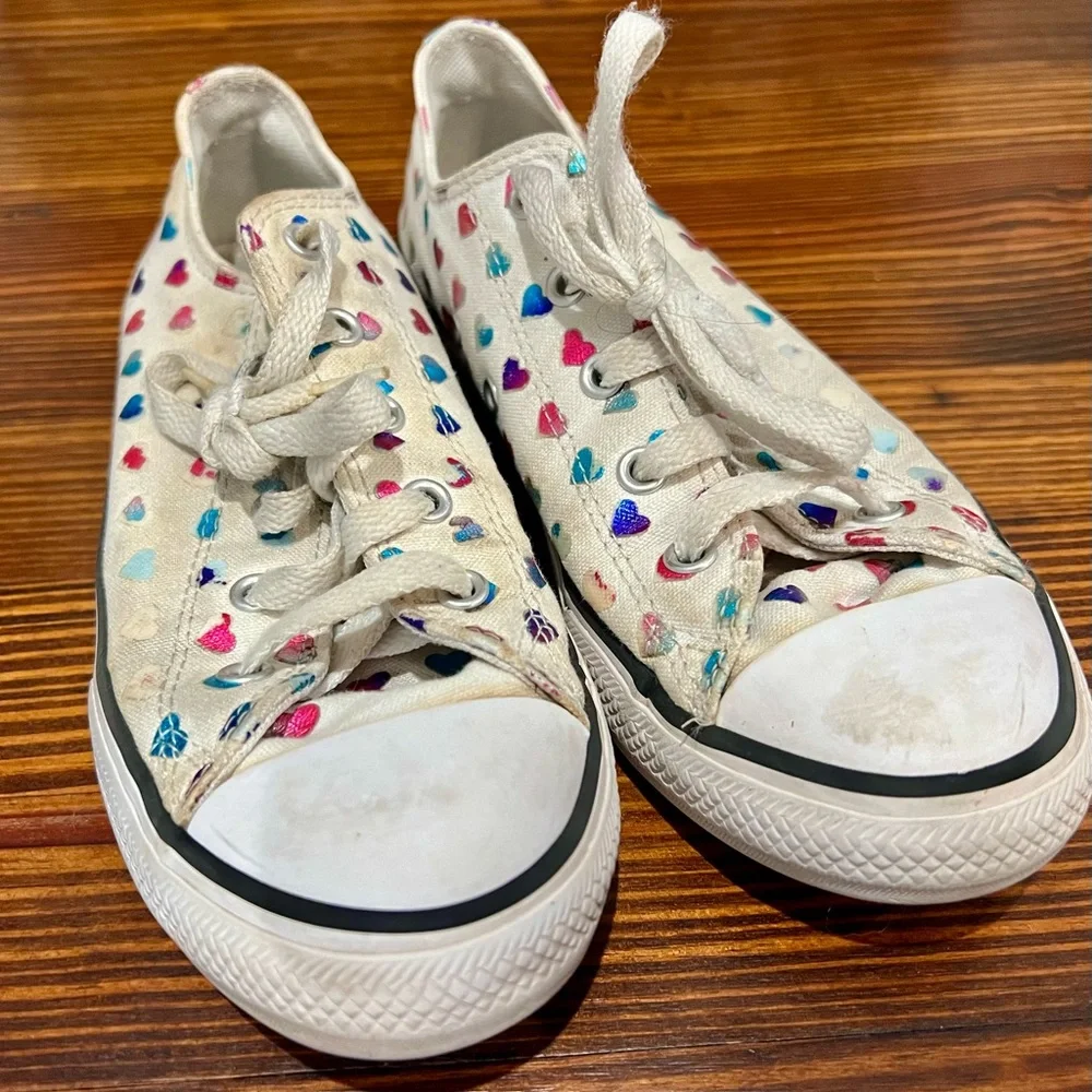 Girls Heart Converse shoes - Picture 1 of 3
